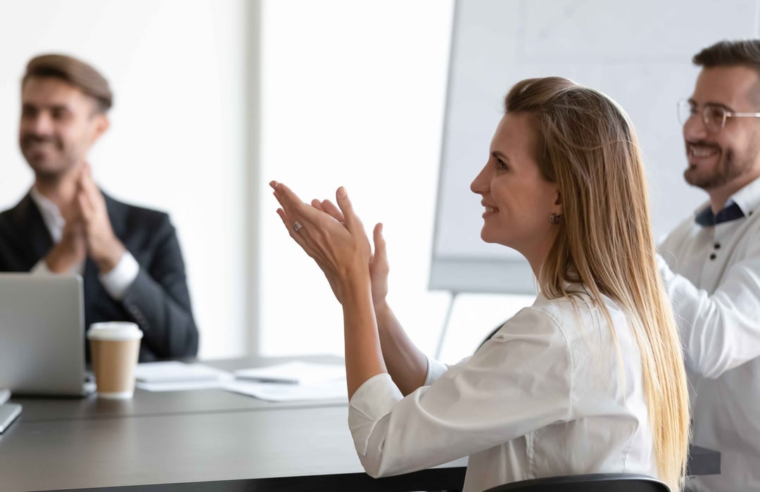 Interim HR for Hire som klapper i hendene