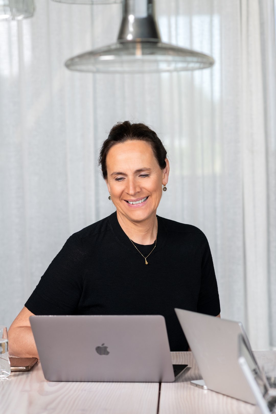 Hilde Lekven, Managing Partner i Agile Gruppen, ved møtebordet